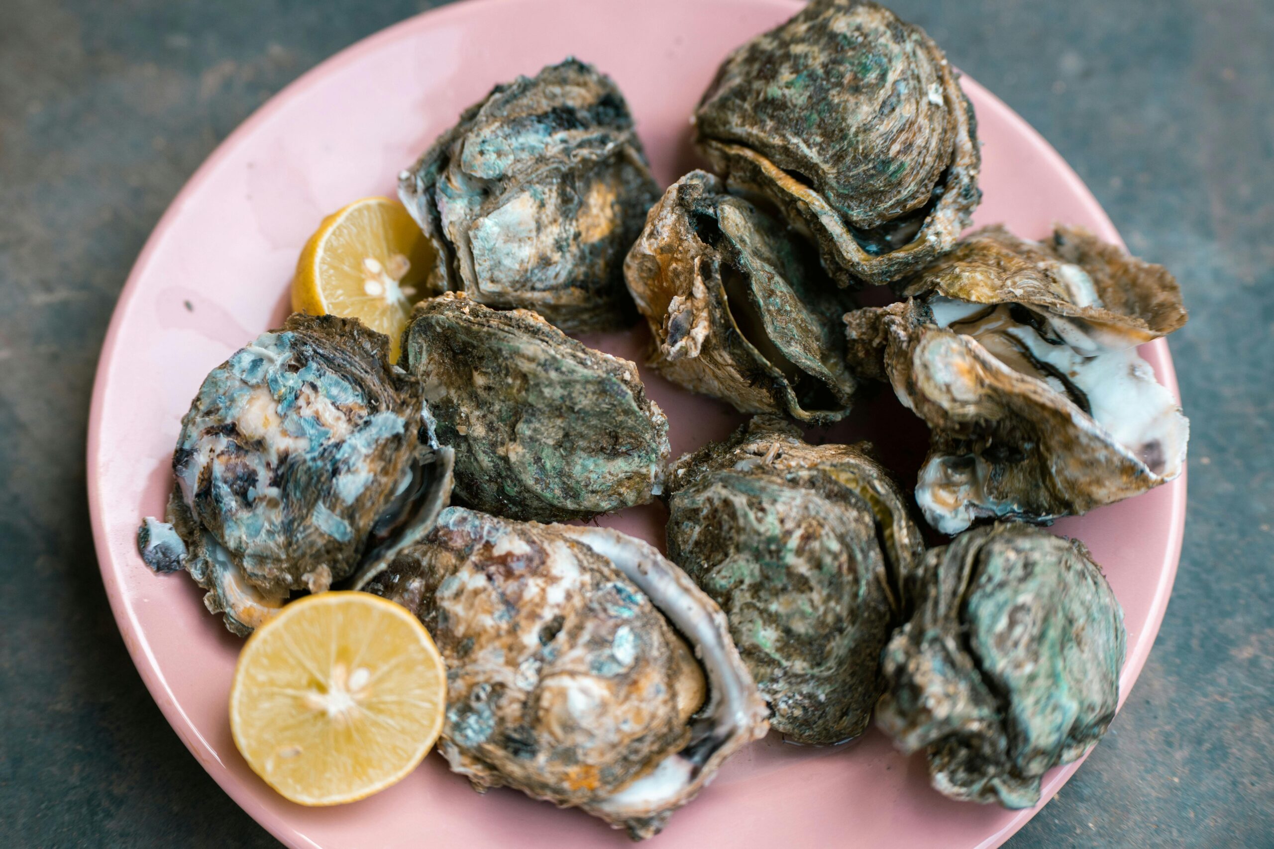 How to Eat Oysters Properly: A Practical Guide for 2025